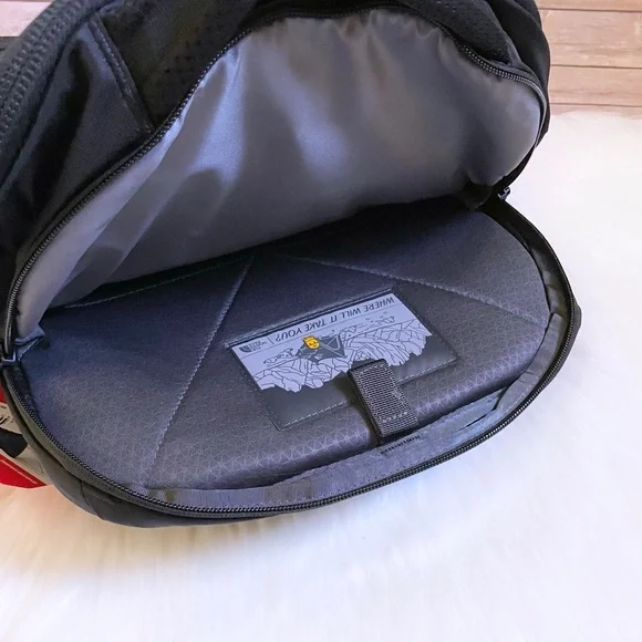 The North Face Unisex Recon Black 30 Liter Backpack - Picture 8 of 9